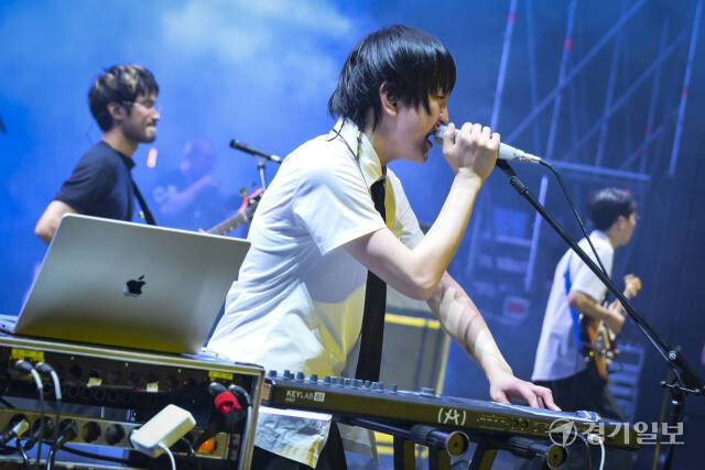 3일 오후 인천 송도달빛축제공원에서 열린 '2024 인천 펜타포트 락 페스티벌'에서 실리카겔이 멋진 공연을 선보이고 있다. 홍기웅기자