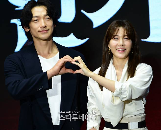 디즈니 플러스 ‘화인가 스캔들’ 정지훈과 김하늘. 사진 I 강영국 기자