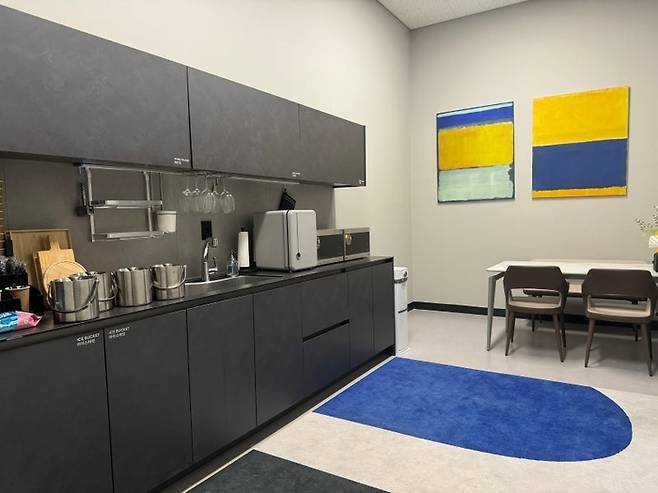 투숙객이 각종 식기 등 필요한 물품을 자유롭게 사용할 수 있는 게스트 팬트리 / 사진=홍지연 여행+ 기자