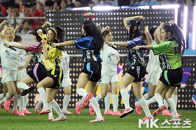 8월 3일 토트넘-뮌헨전 하프타임 축하 공연에 나선 걸그룹 뉴진스. 사진=천정환 기자