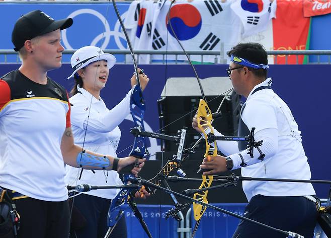 대한민국 양궁 대표팀 선수가 김우진, 임시현이 2일 오후(한국시간) 프랑스 파리 앵발리드에서 진행된 파리올림픽 양궁 혼성 단체 금메달 결정전 독일의 미셸 크로펜, 플로리안 칼룬드 조와의 경기에서 기뻐하고 있다. /사진=뉴스1