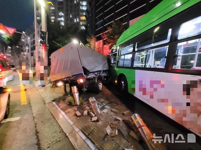 경기 고양시 일산동구 중산동의 한 도로에서 60대 남성 A씨가 몰던 시내버스가 신호대기 중인 화물차를 뒤에서 들이받으며 차량 9대가 잇따라 부딪히는 사고가 났다./ 사진=뉴시스(경기도북부소방재난본부 제공)