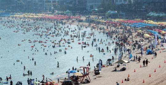 지난해 7월 부산 수영구 광안리해수욕장이 피서객들로 북적이고 있는 모습. 뉴시스