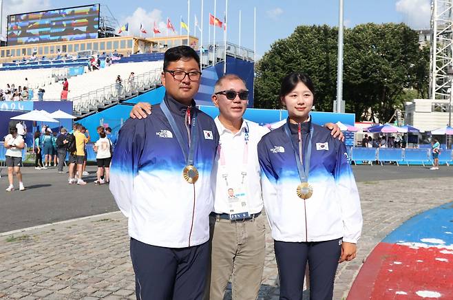 2일(현지시각) 프랑스 파리 앵발리드에서 열린 2024 파리 올림픽 양궁 혼성 단체 결승 독일과의 경기에서 금메달을 획득했다. 시상식을 마친 김우진, 임시현이 정의선 현대자동차 회장(가운데)과 기념 사진을 찍고 있다. 2024.8.2 파리=이상섭 기자