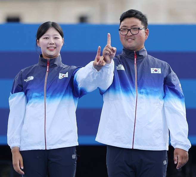 김우진-임시현이 2일(현지시각) 프랑스 파리 레쟁발리드에서 열린 2024 파리 올림픽 양궁 혼성 단체 시상식에서 올림픽 2연패를 의미하는 세리머니를 하고 있다.   뉴시스