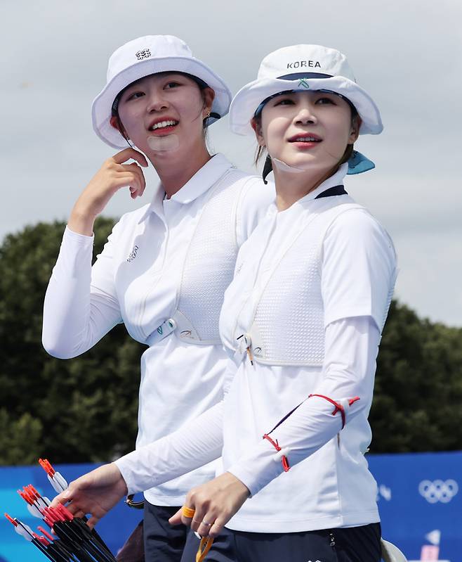 2024 파리올림픽 대한민국 양궁대표팀 임시현, 전훈영이 지난달 23일(현지시각) 오전 프랑스 파리 레쟁발리드에 마련된 양궁 경기장에서 대화를 하고 있다.&nbsp; &nbsp;파리=뉴시스