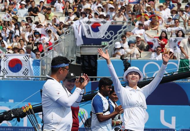 김우진과 임시현이 2일(한국시간) 프랑스 파리에 위치한 앵발리드에서 열린 2024 파리 올림픽 양궁 혼성 단체전 준결승에서 인도의 안키타 바카트, 디라지 몸마데바라를 6-2(36-38 38-35 38-37 39-38)로 꺾은 뒤 기뻐하고 있다. 사진 연합뉴스