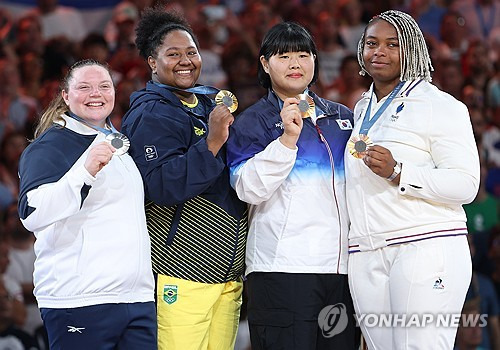 세계랭킹 4위 김하윤은 3일(한국시간) 프랑스 파리에 위치한 샹 드 마르스 아레나에서 열린 2024 파리 올림픽 유도 여자 78㎏ 이상급 동메달 결정전 카이라 오즈데미르(튀르키예)에 한판승을 거뒀다. 앞서 8강전에서 한판승을 따냈으나 판정이 번복돼 패했던 김하윤은 패자부활전에서 승리해 동메달 결정전으로 향한 뒤 메달을 손에 쥐는데 성공했다. 이로써 지난 2022 항저우 아시안게임 금메달리스트 김하윤은 자신의 첫 올림픽에서 값진 동메달을 따냈다. 연합뉴스