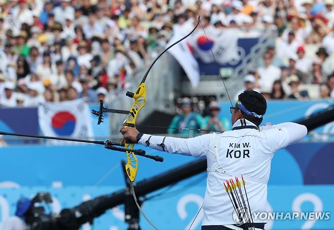 김우진, 금메달 향해 정조준 (파리=연합뉴스) 임화영 기자 = 2일(현지시간) 프랑스 파리 레쟁발리드에서 열린 2024 파리올림픽 양궁 혼성 단체 독일과의 결승전에서 임시현과 함께 출전한 김우진이 과녁을 조준하고 있다. 2024.8.2 hwayoung7@yna.co.kr