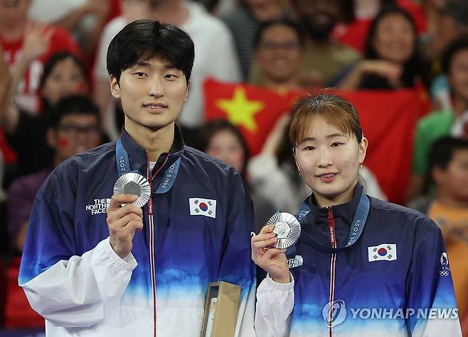 배드민턴 혼합복식, 값진 은메달 (파리=연합뉴스) 신준희 기자 = 2일(현지시간) 프랑스 파리 라 샤펠 아레나에서 열린 2024 파리올림픽 배드민턴 혼합복식 결승전에서 은메달을 따낸 김원호-정나은이 은메달을 목에 걸고 포즈를 취하고 있다. 2024.8.3 hama@yna.co.kr