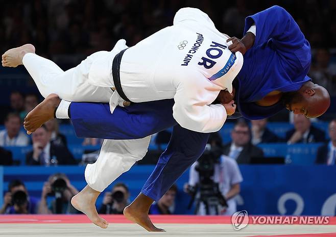 기술 거는 리네르 (파리=연합뉴스) 김도훈 기자 = 2일(현지시간) 프랑스 파리 아레나 샹드마르스에서 열린 2024 파리올림픽 유도 남자 100kg 이상급 결승전에서 프랑스 테디 리네르가 한국 김민종에게 기술을 시도하고 있다. 2024.8.3 superdoo82@yna.co.kr