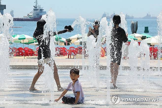 분수 즐기는 아이들 [연합뉴스 자료사진]