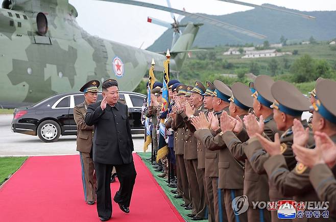 김정은, 침수지역 주민 구출에 투입됐던 헬기 부대 축하 방문 (평양 조선중앙통신=연합뉴스) 김정은 북한 국무위원장이 지난 2일 침수지역 주민 구출에 투입됐던 헬기 부대를 축하 방문해 훈장을 수여하고 격려 연설을 했다고 조선중앙통신이 3일 보도했다. 김 위원장은 이날 연설에서 최근 북한 수해와 관련한 남측 언론의 인명피해 추산 보도 등을 비난하며 "적은 변할수 없는 적"이라고 말했다. 2024.8.3 
    [국내에서만 사용가능. 재배포 금지. For Use Only in the Republic of Korea. No Redistribution] nkphoto@yna.co.kr