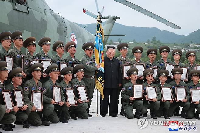 김정은, 침수지역 주민 구출에 투입됐던 헬기 부대 축하 방문 (평양 조선중앙통신=연합뉴스) 김정은 북한 국무위원장이 지난 2일 침수지역 주민 구출에 투입됐던 헬기 부대를 축하 방문해 훈장을 수여하고 격려 연설을 했다고 조선중앙통신이 3일 보도했다. 김 위원장은 이날 연설에서 최근 북한 수해와 관련한 남측 언론의 인명피해 추산 보도 등을 비난하며 "적은 변할수 없는 적"이라고 말했다. 2024.8.3 
    [국내에서만 사용가능. 재배포 금지. For Use Only in the Republic of Korea. No Redistribution] nkphoto@yna.co.kr