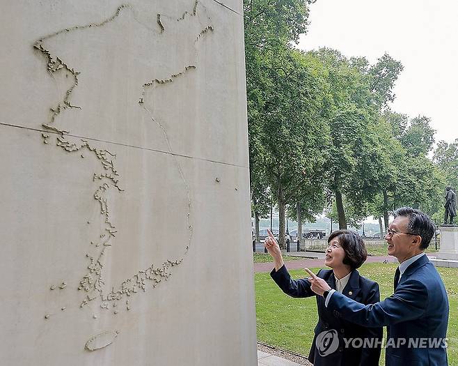 런던 한국전 참전비에 표기된 '독도' (서울=연합뉴스) 영국을 방문 중인 강정애 국가보훈부 장관이 2일 오전(현지시간) 런던에 위치한 한국전 참전비를 찾아 윤여철 대사로부터 참전비의 독도 표기 배경과 관련한 설명을 듣고 있다. 2024.8.3 [국가보훈부 제공. 재판매 및 DB금지] photo@yna.co.kr