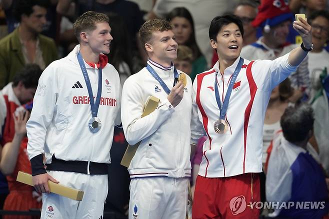 마르샹(가운데), 스콧(왼쪽)과 기념 촬영하는 왕순 [AP=연합뉴스 자료사진]