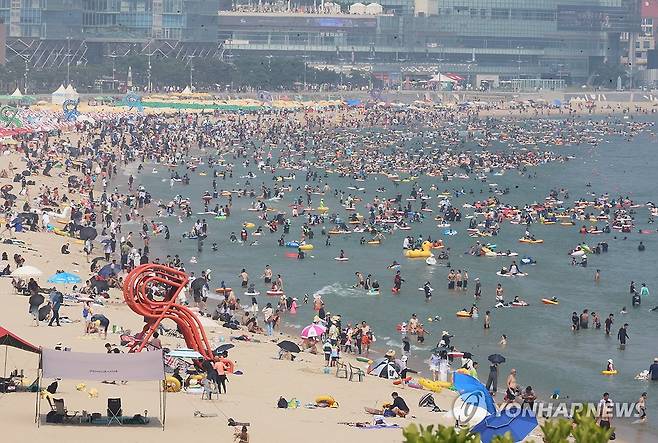 해운대서 보내는 휴가 (부산=연합뉴스) 박성제 기자 = 여름 휴가철이 절정에 달한 3일 오후 부산 해운대구 해운대해수욕장이 더위를 식히는 피서객들로 붐비고 있다. 2024.8.3 psj19@yna.co.kr