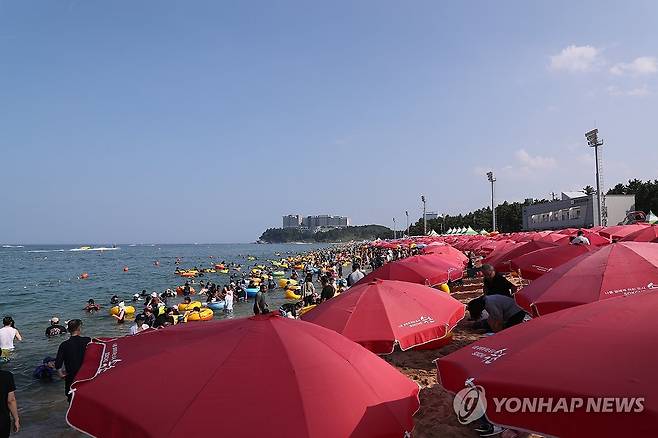 '피서 분위기 절정'…북적이는 속초해변 (속초=연합뉴스) 류호준 기자 = 3일 오후 강원 속초시 속초해수욕장이 피서객들로 북적였다. 2024.8.3 ryu@yna.co.kr