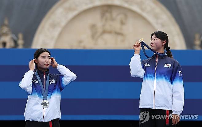 임시현-남수현, 양궁 여자 개인 금·은메달 획득 (파리=연합뉴스) 임화영 기자 = 3일(현지시간) 프랑스 파리 레쟁발리드에서 열린 2024 파리올림픽 양궁 여자 개인전 결승에서 나란히 금·은메달을 차지한 임시현과 남수현이 시상식에서 메달을 목에 걸고 있다. 2024.8.3 hwayoung7@yna.co.kr