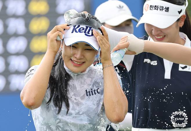 축하 물 세례 받는 윤이나(사진=KLPGA 제공)