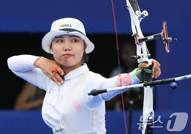 대한민국 양궁 대표팀 남수현 선수가 3일 오후(한국시간) 프랑스 파리 앵발리드에서 진행된 양궁 여자 개인 4강 프랑스 리사 바르블랭과의 경기에서 활시위를 당기고 있다. 2024.8.3/뉴스1 ⓒ News1 박정호 기자