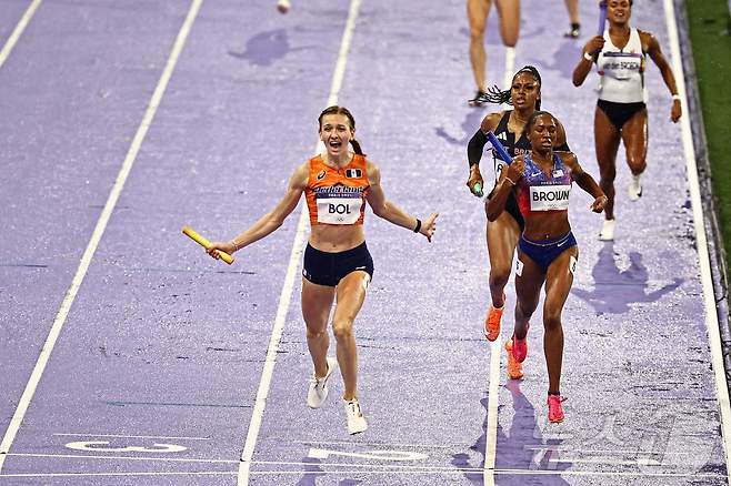 혼성 1600m 계주에서 대역전 드라마를 만들어낸 네덜란드의 펨키 볼(왼쪽)이 가장 먼저 결승선을 통과하고 있다. ⓒ AFP=뉴스1