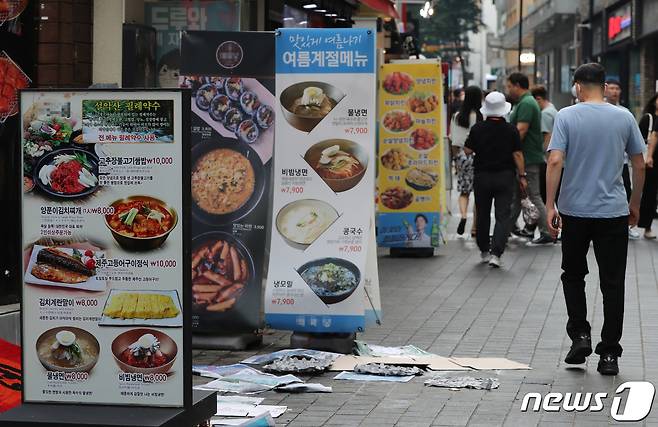 서울 명동의 식당가에 메뉴와 가격표가 안내되어 있다.2022.7.4/뉴스1 ⓒ News1 박세연 기자