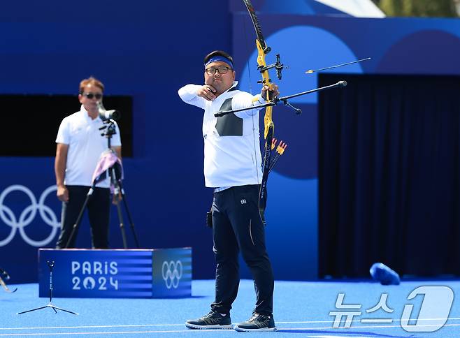 대한민국 남자 양궁 대표팀 김우진 선수가 4일 오후(한국시간) 프랑스 파리 앵발리드에서 열린 2024 파리올림픽 남자 양궁 개인전 8강 튀르키예의 메테 가조즈 선수와의 경기에서 활 시위를 당기고 있다. 2024.8.4/뉴스1 ⓒ News1 박정호 기자