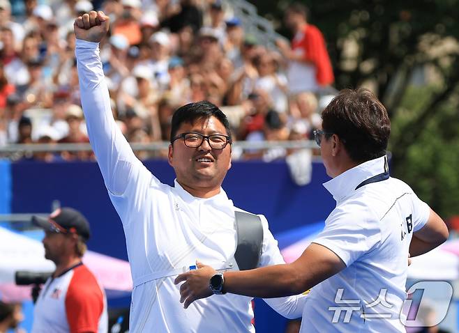 대한민국 남자 양궁 대표팀 김우진 선수가 4일 오후(한국시간) 프랑스 파리 앵발리드에서 2024 파리올림픽 남자 양궁 개인전 금메달 결정전 미국의 브래디 엘리슨 선수와의 경기에서 슛오프 접전 끝에 금메달을 획득한 후 기뻐하고 있다. 2024.8.4/뉴스1 ⓒ News1 박정호 기자