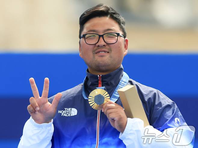 대한민국 남자 양궁 대표팀 김우진 선수가 4일 오후(한국시간) 프랑스 파리 앵발리드에서 2024 파리올림픽 남자 양궁 개인전 시상식에서 금메달을 들어보이고 있다. 2024.8.4/뉴스1 ⓒ News1 박정호 기자