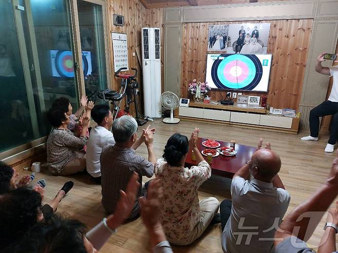 충북 옥천군 이원면 마을 주민들이 김우진 선수의 고향집에서 열띤 응원전을 펼치고 있다.  (독자 제공) /뉴스1