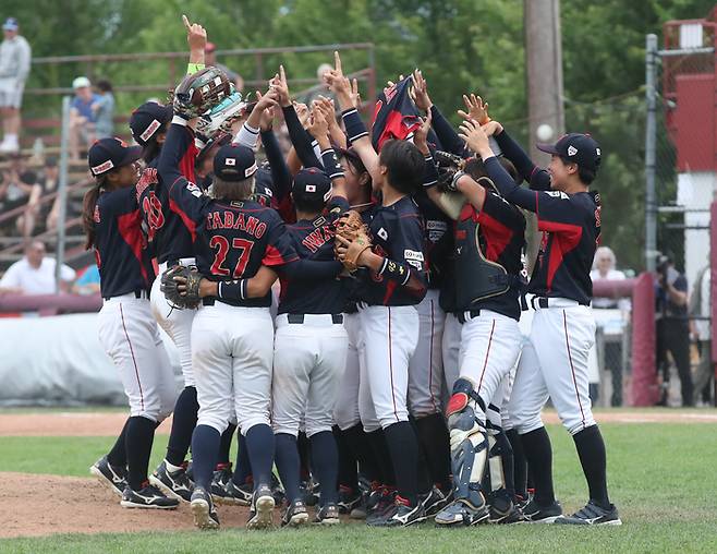 일본 여자야구 대표팀이 우승을 확정지은 뒤 환호하고 있다. 사진 | WBSC