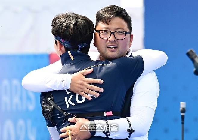 양궁 국가대표 김우진(오른쪽)이 4일(한국 시간) 프랑스 파리 앵발리드에서 열린 파리올림픽 양궁 남자 개인전 준결승전에서 팀동료 이우석을 상대로 슛오프 끝에 승리한 뒤 포옹을 나누고 있다. 2024. 8. 4.  파리 | 박진업 기자 upandup@sportsseoul.com