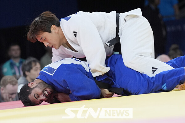 30일(한국시각) 프랑스 파리 샹드마르스 경기장에서 열린 '2024 파리 올림픽' 유도 남자 81kg이하급에 출전한 이준환(용인대)이 상대를 꺾은 모습이다. 사진┃파리=뉴시스/AP