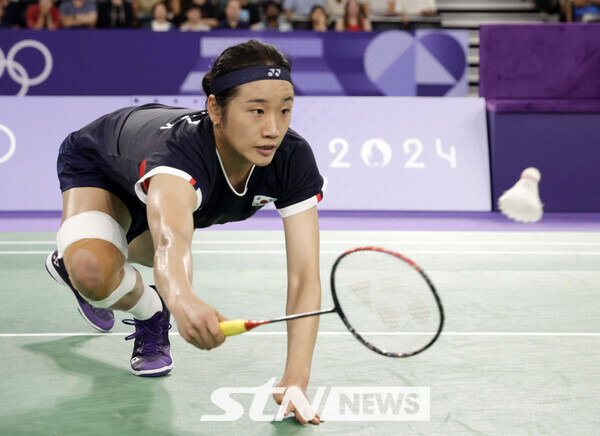 안세영이 4일(현지시각) 프랑스 파리 아레나 포르트 드 라샤펠에서 열린 2024 파리 올림픽 배드민턴 단식 준결승에서 인도네시아 그레고리아 마리스카 툰중을 상대로 경기를 펼치고 있다. 사진┃파리=뉴시스