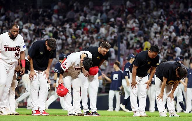 1일 광주기아챔피언스필드에서 열린 프로야구 두산 베어스와 KIA 타이거즈의 경기. 5-10로 패한 KIA 선수들이 관중에게 인사하고 있다. 연합뉴스