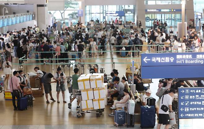 휴가철 해외로 떠나는 관광객들로 북적이는 인천공항. 연합뉴스