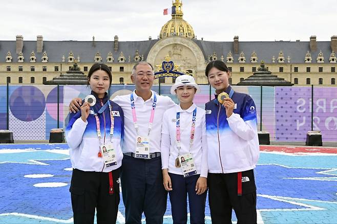 ◇정의선 현대차그룹 회장이 3일(현지시간) 양궁 여자 개인전 시상식 후 남수현(왼쪽), 전훈영(가운데), 임시현과 기념 촬영을 하고 있다. 사진제공=대한양궁협회