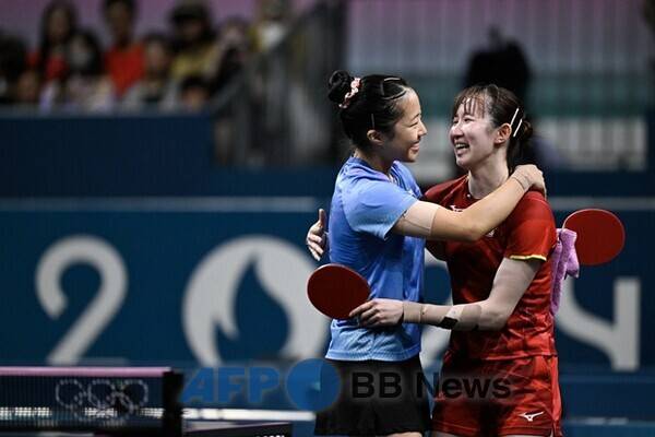 신유빈(왼쪽)·하야타 히나. ⓒAFPBBNews = News1