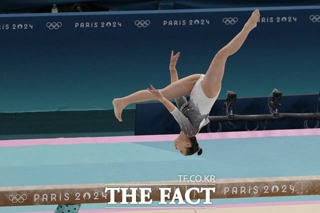 이윤서가 28일(현지시각) 프랑스 파리의 베르시 아레나에서 열린 '2024 파리 올림픽' 기계체조 여자 예선 평균대 연기를 펼치고 있다. /파리=AP.뉴시스