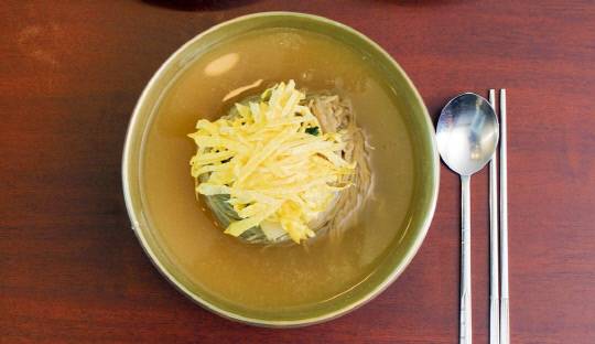 숯골원냉면은 슴슴, 담백, 수수한 평양냉면의 맛을 잘 간직하고 있다. 사진=숯골원냉면