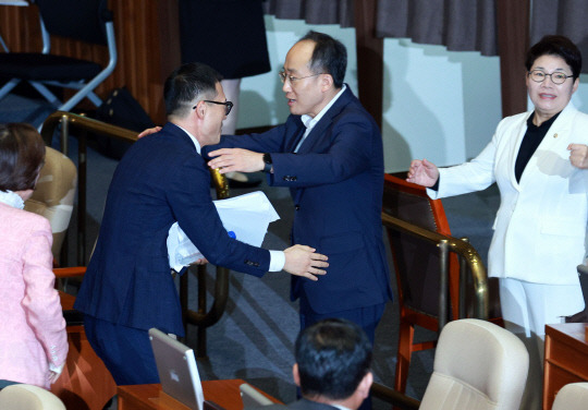 지난 8월2일 오후 국회 본회의에서 추경호 국민의힘 원내대표가 무제한 토론을 마친 김상욱 의원을 격려하고 있다.<연합뉴스 사진>