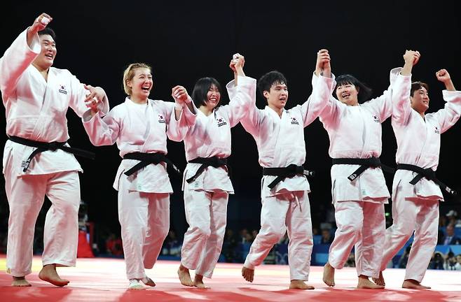 3일(현지시간) 프랑스 파리 샹드마르스 경기장에서 열린 2024 파리올림픽 유도 혼성단체전 동메달결정전에서 독일을 꺾고 동메달을 따낸 한국 선수들이 기뻐하고 있다. /사진 = 연합뉴스