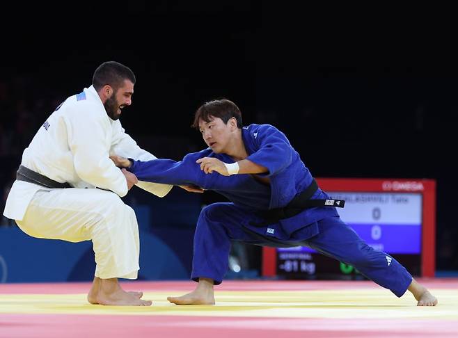 이준환, 조지아의 타토 그리갈라쉬빌리와 준결승 (파리=연합뉴스) 임화영 기자 = 이준환(오른쪽)이 30일(현지시간) 프랑스 파리 아레나 샹드마르스에서 열린 2024 파리올림픽 유도 남자 81kg급 준결승에서 조지아의 타토 그리갈라쉬빌리와 겨루고 있다. 2024.7.30 hwayoung7@yna.co.kr (끝)