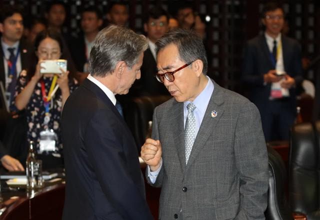 조태열 외교부 장관이 지난달 27일(현지시간) 오전 라오스 비엔티안 국립컨벤션센터에서 열린 동아시아정상회의(EAS) 외교장관회의에서 토니 블링컨 미국 국무장관과 대화하고 있다. 사진공동취재단