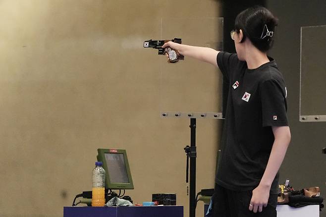 <yonhap photo-5978=""> Paris 2024 Olympics - Shooting - 25m Pistol Women's Final - Chateauroux Shooting Centre, Deols, France - August 03, 2024. Jiin Yang of South Korea in action . REUTERS/Amr Alfiky/2024-08-03 16:57:51/ <저작권자 ⓒ 1980-2024 ㈜연합뉴스. 무단 전재 재배포 금지, AI 학습 및 활용 금지></yonhap>