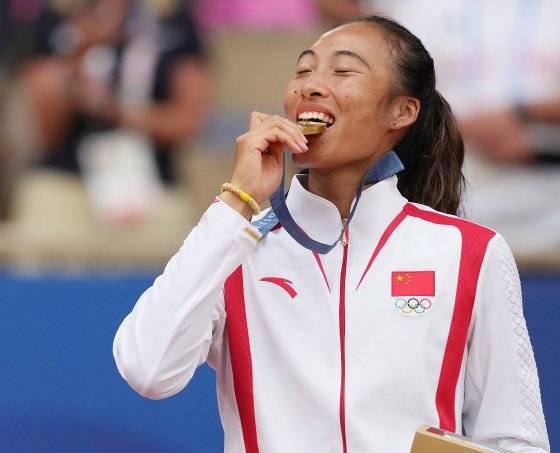 시상대에서 금메달을 입에 문 정친원. 신화=연합뉴스