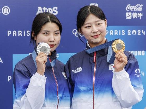 2024파리올림픽 여자 양궁 개인전에서 은메달을 딴 남수현(왼쪽)과 금메달리스트 임시현. 연합뉴스