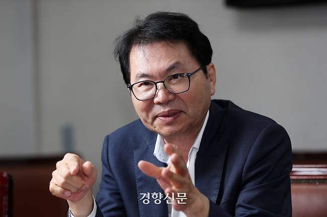 이한주 민주연구원장이 2일 서울 여의도 사무실에서 경향신문과 인터뷰하고 있다. 정지윤 선임기자