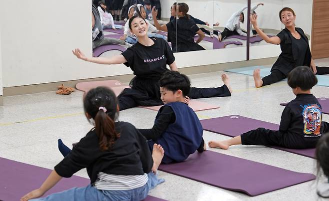 문화체육관광부에서 지원하는 ‘2024 늘봄학교 문화예술교육 지원사업’의 하나로 경기도 화성 송린초등학교에서 열린 김주원의 발레교실에서 발레리나 김주원이 학생들에게 발레를 가르쳐주고 있다. 문화체육관광부 제공